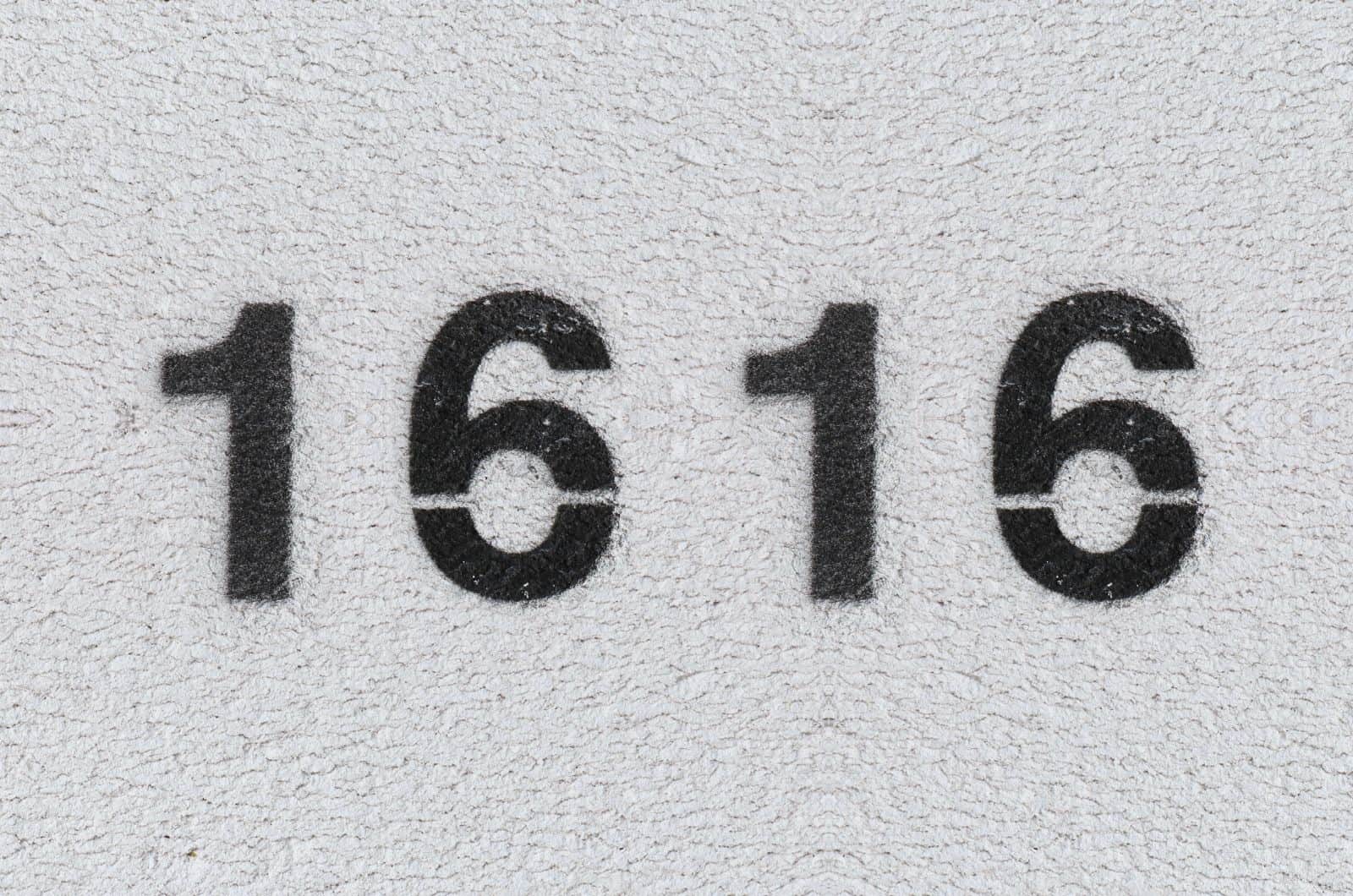 schwarze Zahl 1616 auf grauem Hintergrund