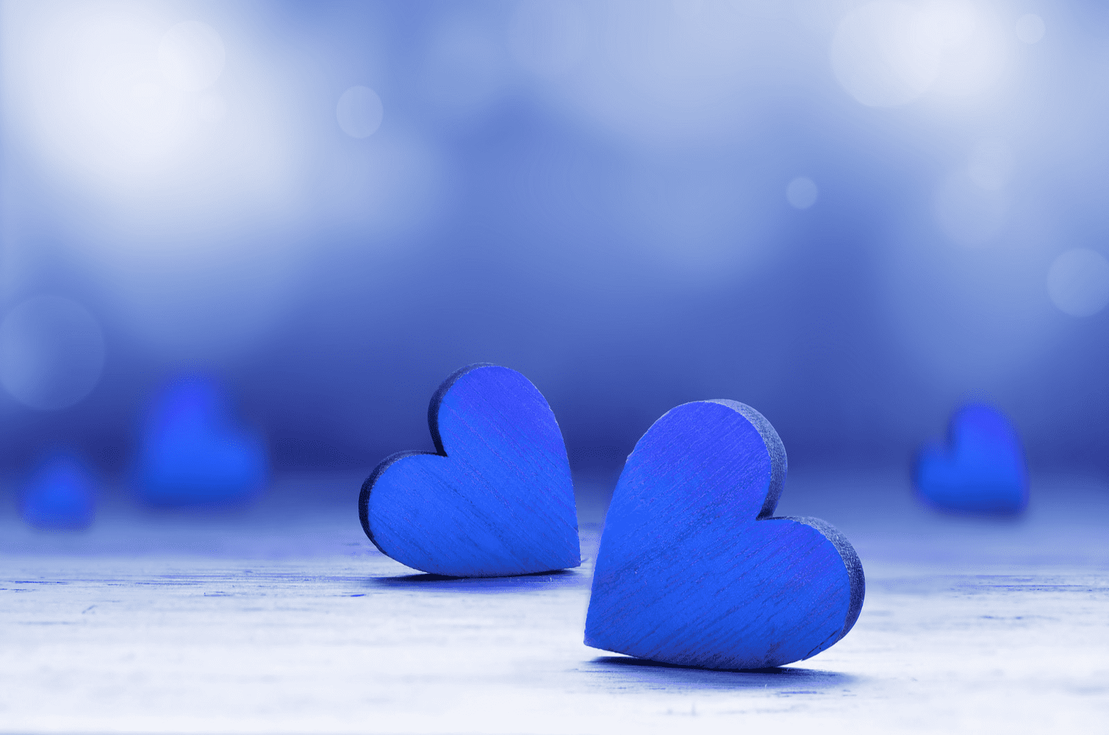 Abbildung mit blauen Herzen