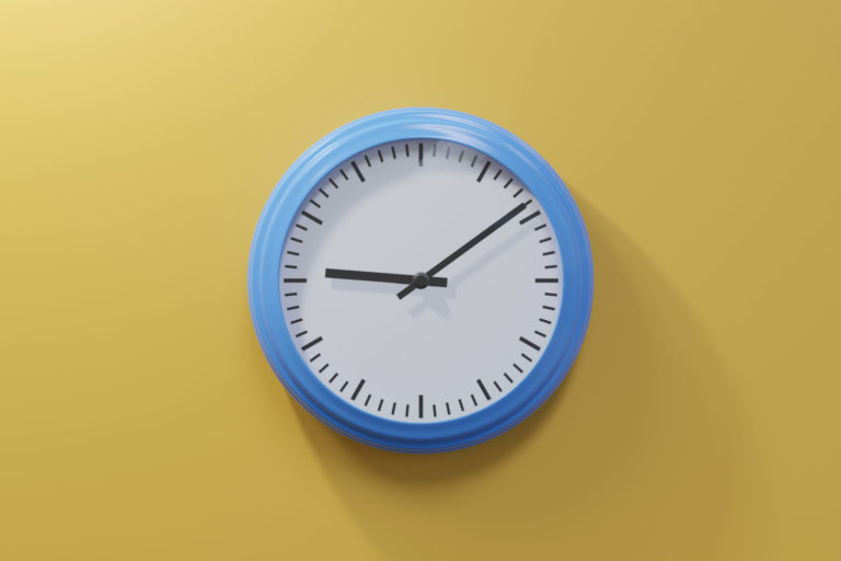 Uhr zeigt 09:09