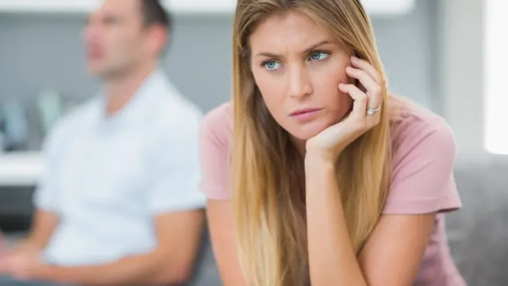 Was bedeutet es, wenn Frauen plötzlich auf Abstand gehen?