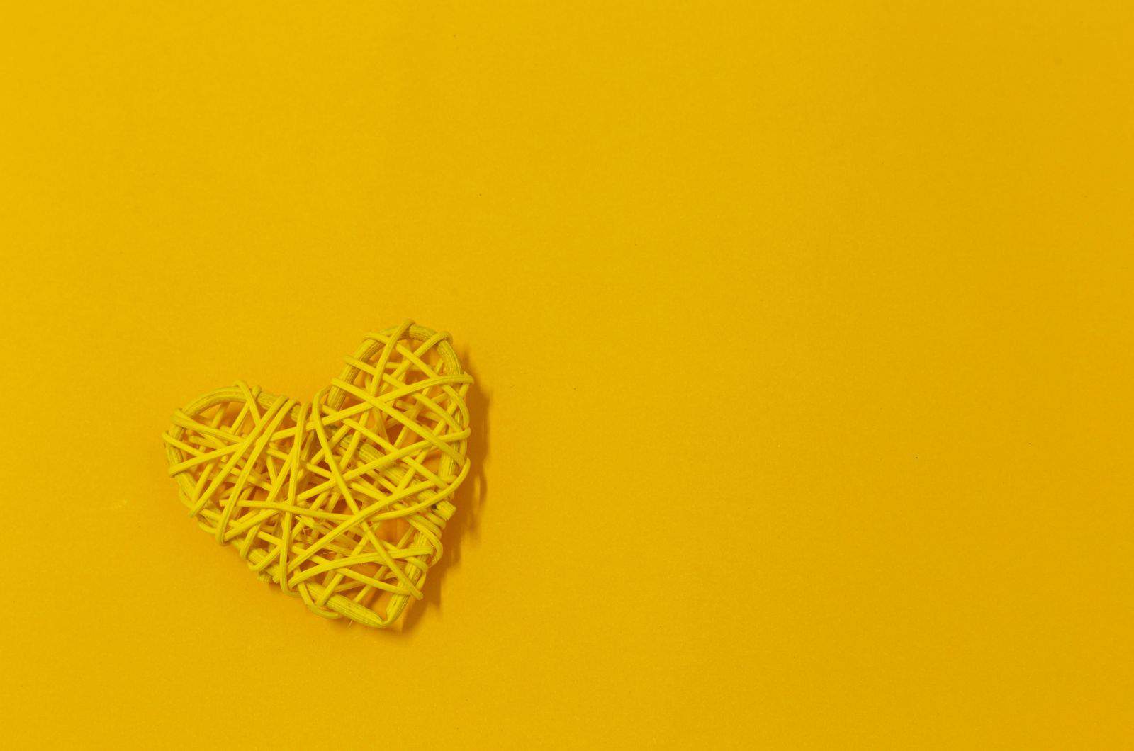 gelbes Herz auf gelbem Hintergrund